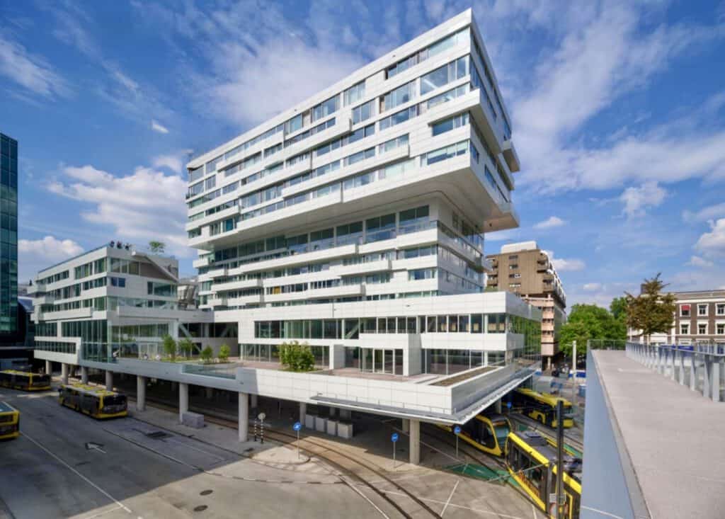 Uitzicht vanaf nieuwe vestiging op de sporen en morrelsbrug